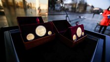 Katedros aik&scaron;tėje atvertas pirmajai auksinei monetai skirtas paviljonas