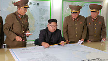 Kim Jong Unas su &Scaron;iaurės Korėjos kari&scaron;kiais