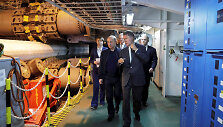 Rusijos prezidentas Vladimiras Putinas ir &bdquo;Gazprom&ldquo; vadovas Aleksejus Milleris stebi &bdquo;Turkish Stream&ldquo; tiesimo darbus. 