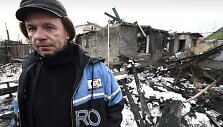 Vyras prie savo namo, kuris sugriuvo per teroristų ap&scaron;audymą i&scaron; artilerijos.
