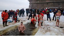 Tikintieji visoje &scaron;alyje apsinuoginę &scaron;oko į kryžiaus formos eketes už&scaron;alusiose upėse, ežeruose ar tvenkiniuose, prisimindami Jėzaus Kristaus krik&scaron;tą.