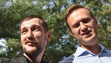 Aleksejus Navalnas (de&scaron;inėje) su broliu Olegu