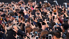 Žmonės telefonais fotografuoja Eliziejaus laukus