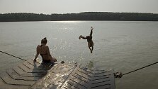Rumunijoje žmonės kar&scaron;tomis dienomis atgaivos ie&scaron;kojo prie vandens.