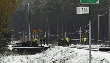 Suomijoje traukinys susidūrė su kariuomenės visureigiu