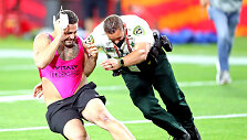 Per &bdquo;Super Bowl&ldquo; rungtynes apsaugai teko vaikytis į aik&scaron;tę įsiveržusį sirgalių.