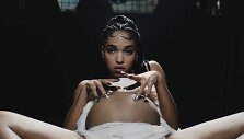 FKA Twigs vaizdo klipe &bdquo;Glass & Patron&ldquo;
