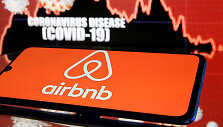 Koronaviruso pandemijos sukelta krizė labai skaudžiai smogė &bdquo;Airbnb&ldquo; verslui.