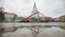 Vilniaus Katedros aik&scaron;tėje pradėta montuoti Kalėdų eglė