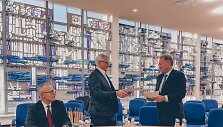 Sutarties pasira&scaron;ymo tarp VMG vadovų ir Klaipėdos universiteto rektoriaus prof. dr. Artūro Razbadausko akimirka.