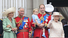 Kornvalio hercogienė Camilla, princas Charlesas, princas Williamas su sūnumi George'u ir karalienė Elizabeth II (2015 m.)