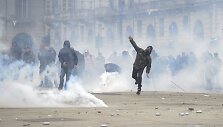 Italijos policija susirėmė su prie&scaron; mokesčių didinimą protestuojančiais demonstrantais.