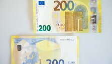 Pristatyti naujosios serijos &bdquo;Europa&ldquo; 100 ir 200 eurų banknotai