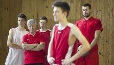 Jonas Valančiūnas treniravo jaunuosius krep&scaron;ininkus. &Scaron;alia  &ndash; treneris Gintautas Regina