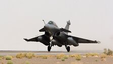 Prancūzijos naikintuvas &bdquo;Rafale&ldquo; kyla į misiją vir&scaron; Sirijos.