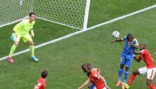 Enneras Valencia galva nukreipė kamuolį į &Scaron;veicarijos vartus