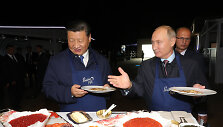 Xi Jinpingas ir Vladimiras Putinas i&scaron;sikepė blynų