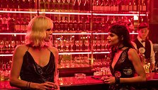 Charlize Theron ir Sofia Boutella filme &bdquo;Atominė blondinė&ldquo;