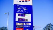 Degalų kainų stendas prie &bdquo;Tesco petrol station&ldquo; degalinės, Belfaste