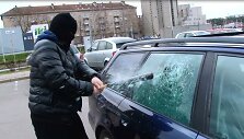 Vagis daužo automobilio stiklus