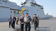 Kim Jong Unas apžiūri naująjį &Scaron;iaurės Korėjos karo laivą /  / AP