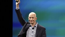 &bdquo;Amazon.com&ldquo; įkūrėjas Jeffas Bezos &bdquo;Fire Phone&ldquo; i&scaron;maniojo telefono pristatyme