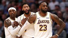 I&scaron; kairės: Kentaviousas Caldwellas-Pope'as, Anthony Davisas, LeBronas Jamesas