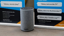 I&scaron;manioji kolonėlė su &bdquo;Amazon Alexa&ldquo; skaitmeniniu asistentu