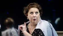 Larisa Kalpokaitė spektaklyje &bdquo;Palaukit, kieno čia gyvenimas&ldquo;