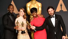 Mahershala Ali, Emma Stone, Viola Davis ir Casey Affleckas