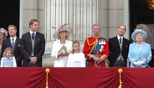 I&scaron; kairės: lordas Ivaras Mountbattenas, princas Williamas, Kornvalio hercogienė Camilla, princas Charlesas, princas Edwardas ir karalienė Elizabeth II (2005 m.)
