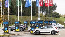 &bdquo;Ignitis ON&ldquo; Vilniuje atidarė didžiausią itin greito elektromobilių įkrovimo parką