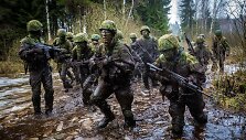 Vaidoto bataliono kariai įveikia kliūčių ruožą
