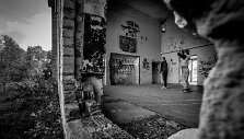 Kultūros namų griuvėsiuose jaunimas įsirengė krep&scaron;inio aik&scaron;telę