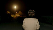 Kim Jong Unas stebi balistinės raketos paleidimą.
