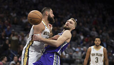 Domantas Sabonis prie&scaron; Joną Valančiūną