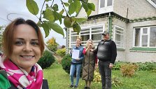 Po namo pirkimo Carito vadovė Deimantė ir socialinė darbuotoja Angelė perdavė &scaron;eimai raktus