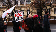 Lenkų aktyvistai kovoja prie&scaron; rasizmą.