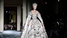 &bdquo;Zuhair Murad&ldquo; kolekcijos modelis
