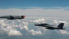  &bdquo;F/A-18 Super Hornet&ldquo; pasipildė degalų i&scaron; drono