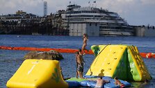 Vaikai žaidžia netoli nuskendusio kruizinio laivo &bdquo;Costa Concordia&ldquo;