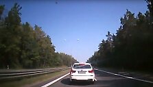 BMW blokuoja kelią