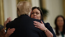 Sarah Sanders palieka darbą Baltuosiuose rūmuose.