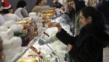 Moteris perka maisto produktus Maskvoje