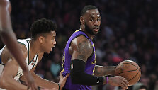 Giannis Antetokounmpo ir LeBronas Jamesas