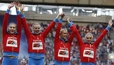 4 po 400 m Pekino žaidynių sidabro medalininkės rusės: Tatjana Firova trečia i&scaron; kairės