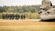 NATO pratybose Lenkijoje dalyvauja olandų oro desantas