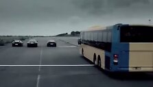 Traukos lenktynės, kuriose dalyvauja autobusas, &bdquo;Ferrari&ldquo;, &bdquo;Maserati&ldquo; ir &bdquo;Chevrolet&ldquo;