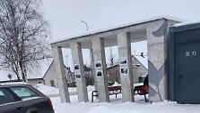 Piktinamasi, kad Salantų autobusų stotelė &ndash; kiaurai perpučiama