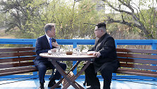 &Scaron;iaurės ir Pietų Korėjos lyderiai: Kim Jong Unas ir Moon Jae-inas 